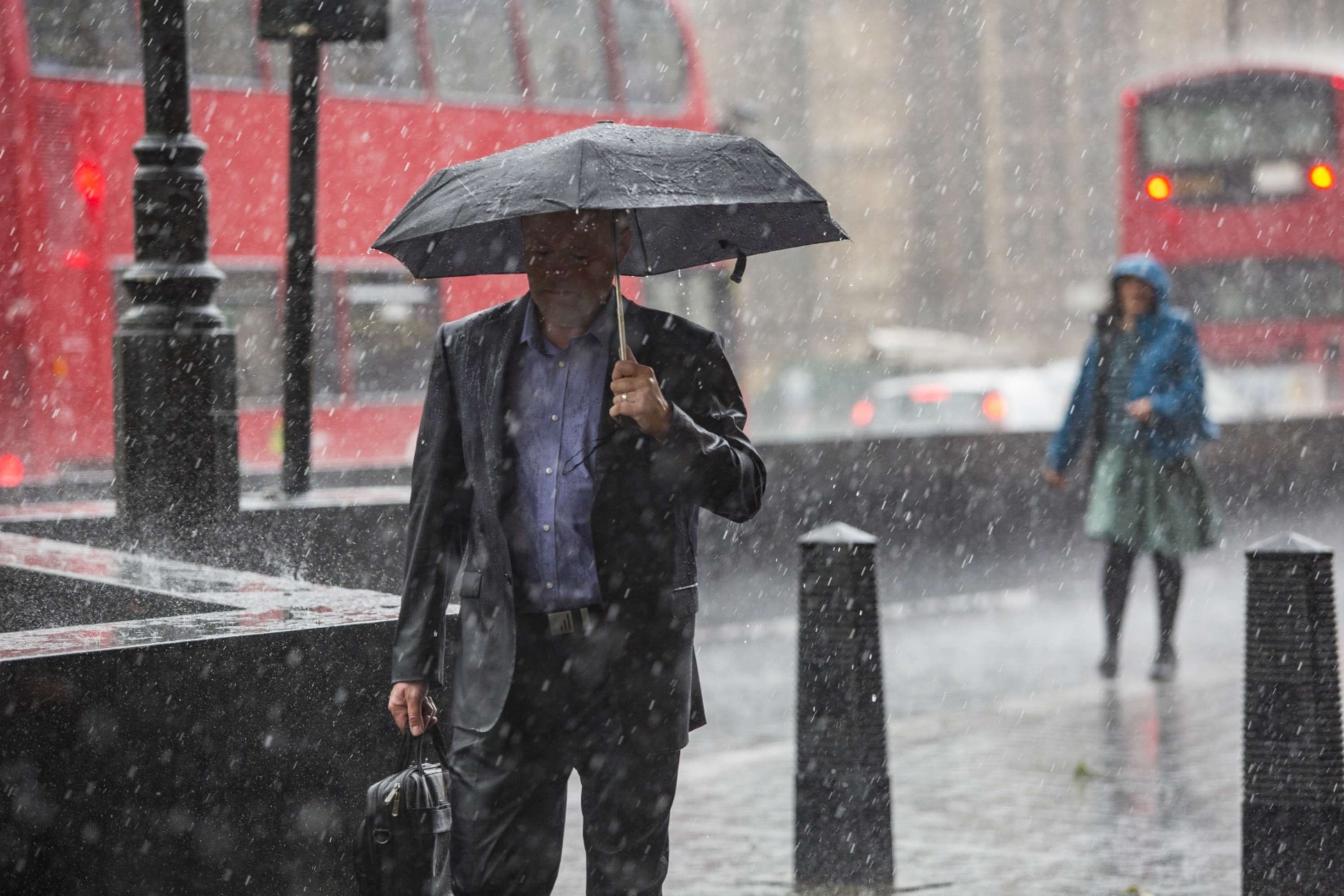 Не прекращавшийся в течение суток дождь. Дождь в Англии. Человек под дождем. Дождливый Лондон. Дождливая Англия.