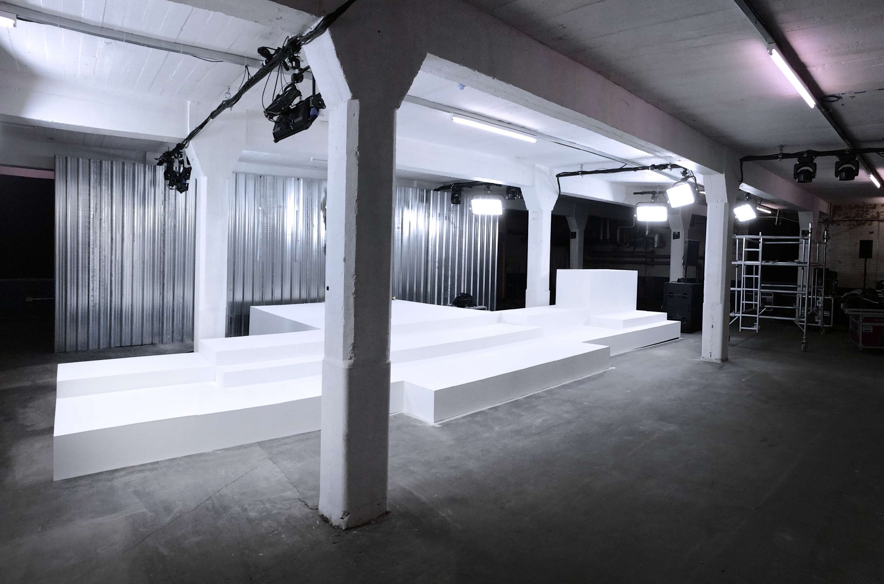 TOPMAN DESIGN Showspace SS18 by Benni Allan