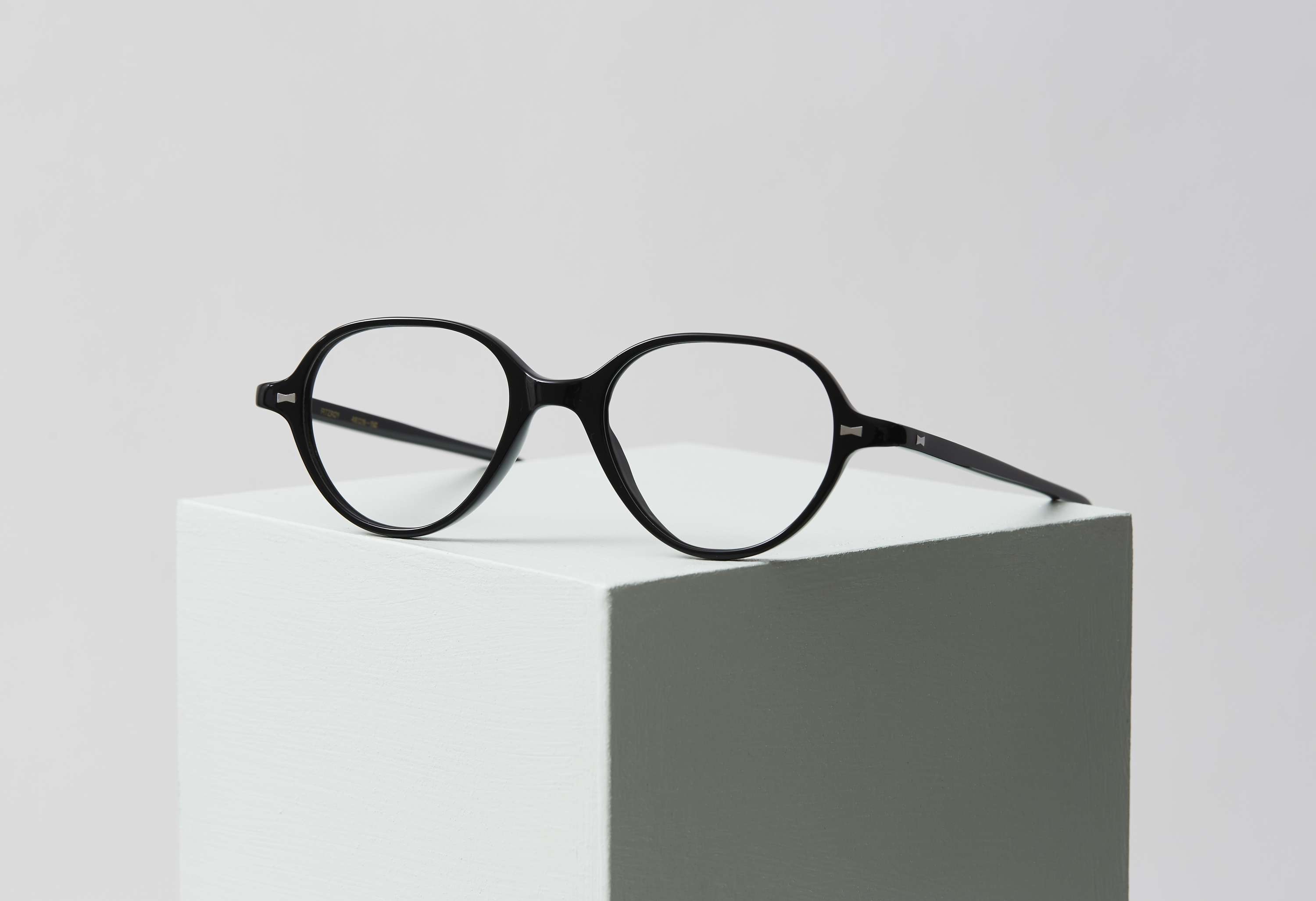 The Fitzrovia Collection: Made-to-Measure Frames by Cubitts