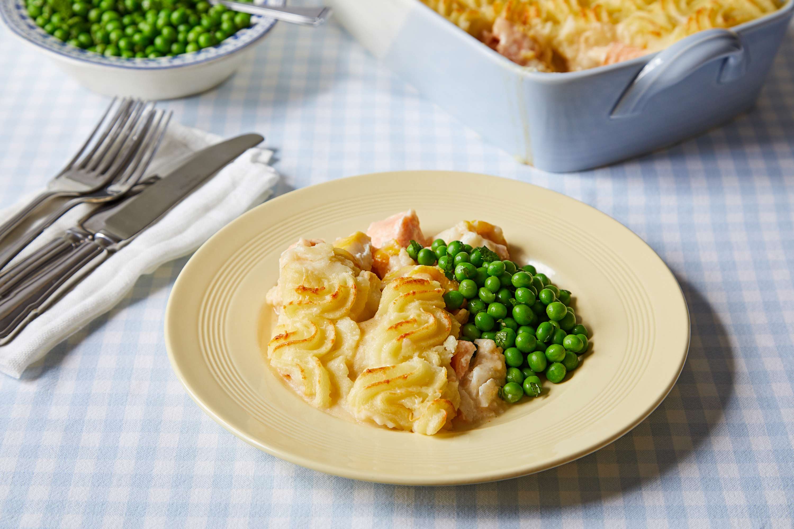 Royal Voluntary Service "Cooking for a Crowd" cookbook by JAMES LYNDSAY