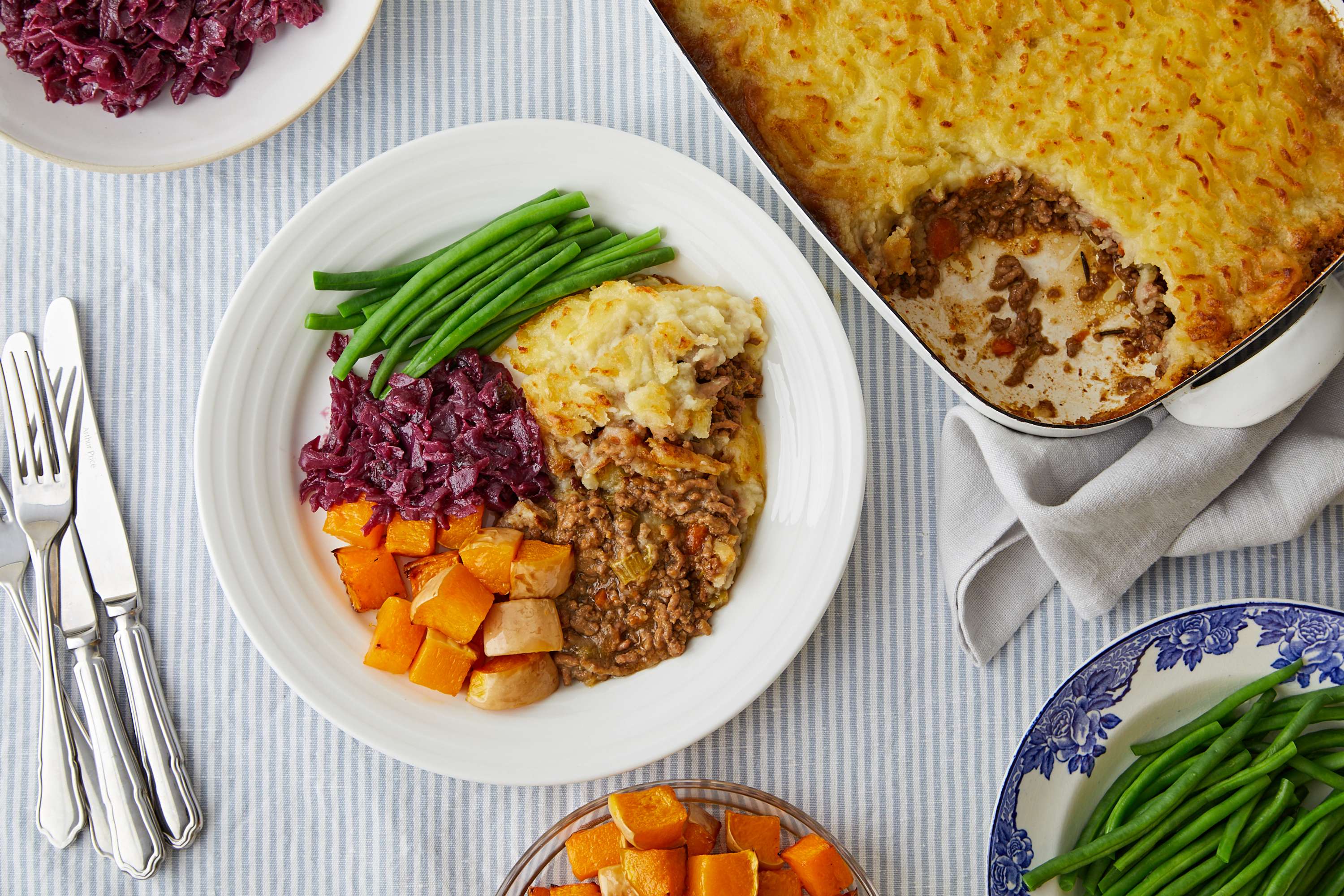 Royal Voluntary Service "Cooking for a Crowd" cookbook by JAMES LYNDSAY