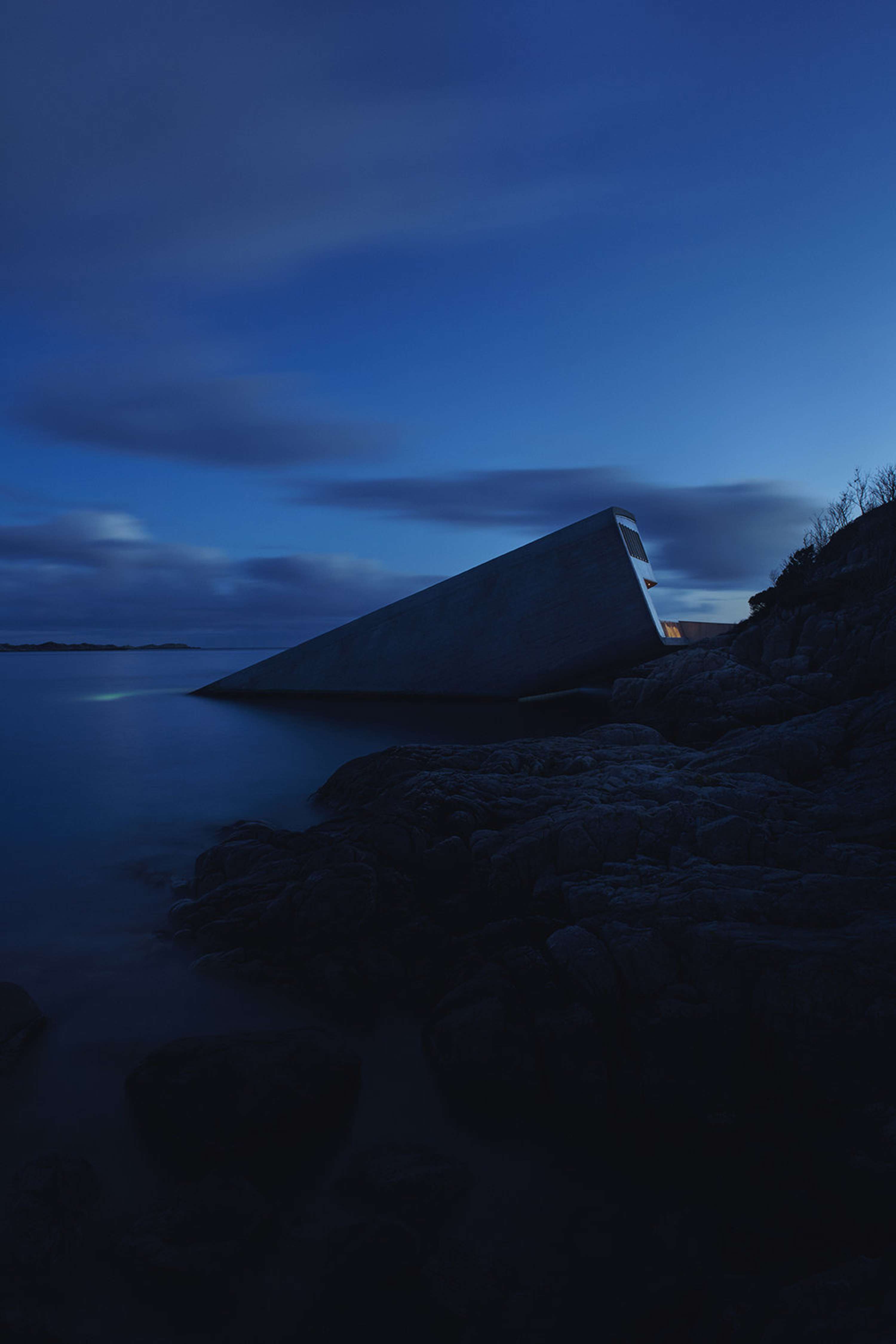 UNDER Restaurant by Kristoffer Skjæringrud
