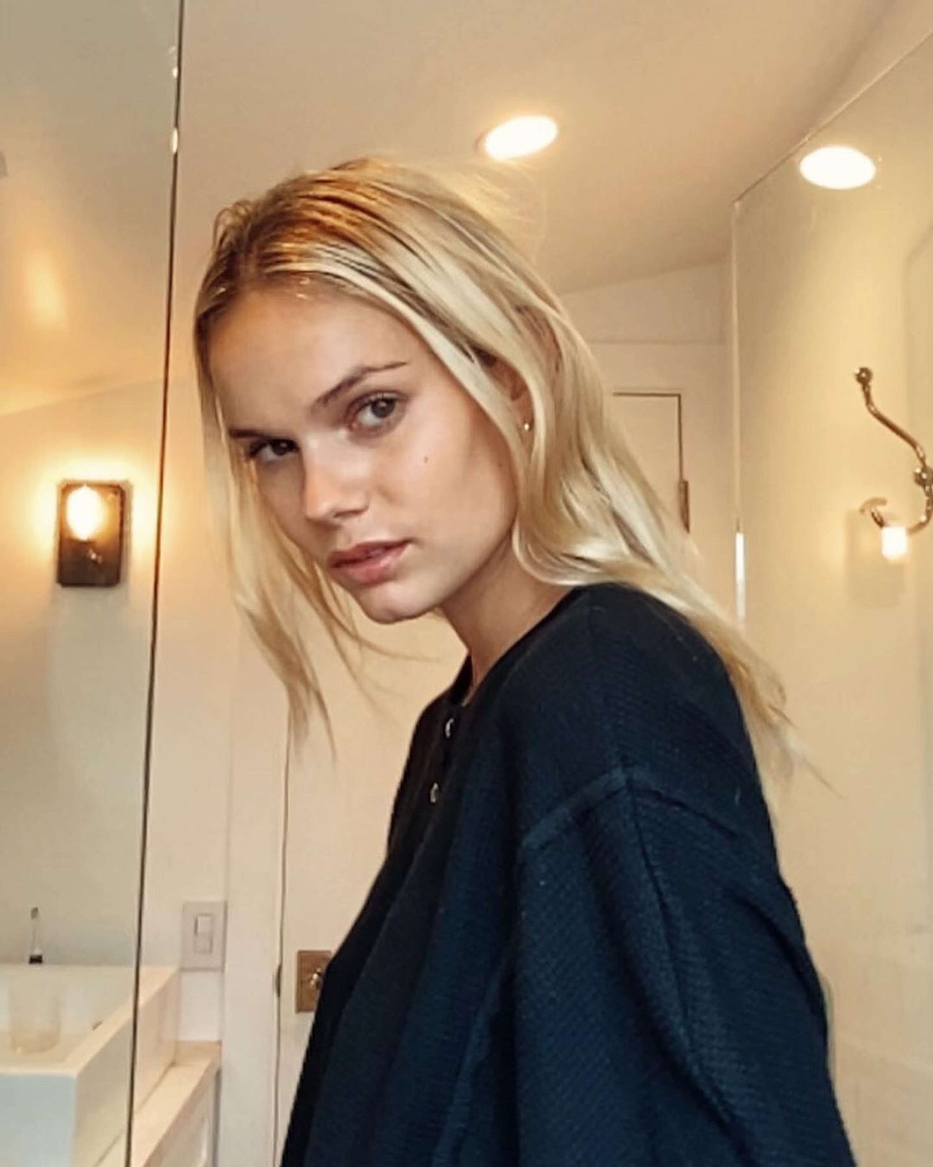 Kendall calling @ FaceTime by Ellie Vojvodinska