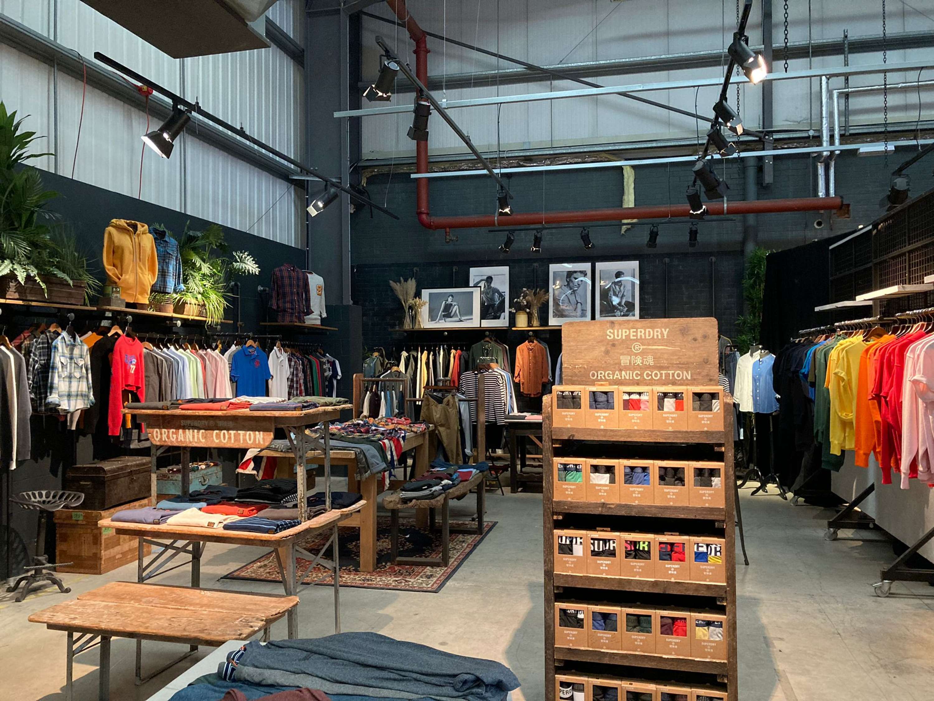 SUSPERDRY SUSTAINABLE EVENT AW21 by Anne Noyer-Burdloff