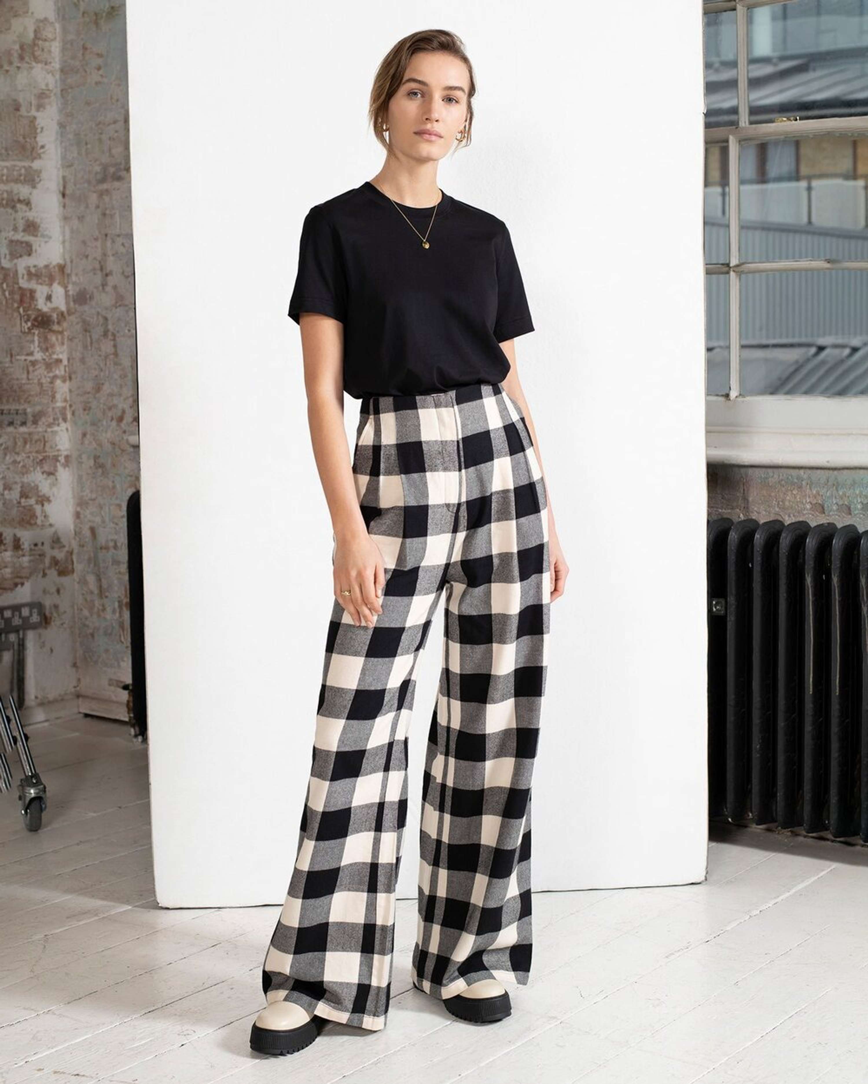 Omnes E-Commerce by Jade Hennessey