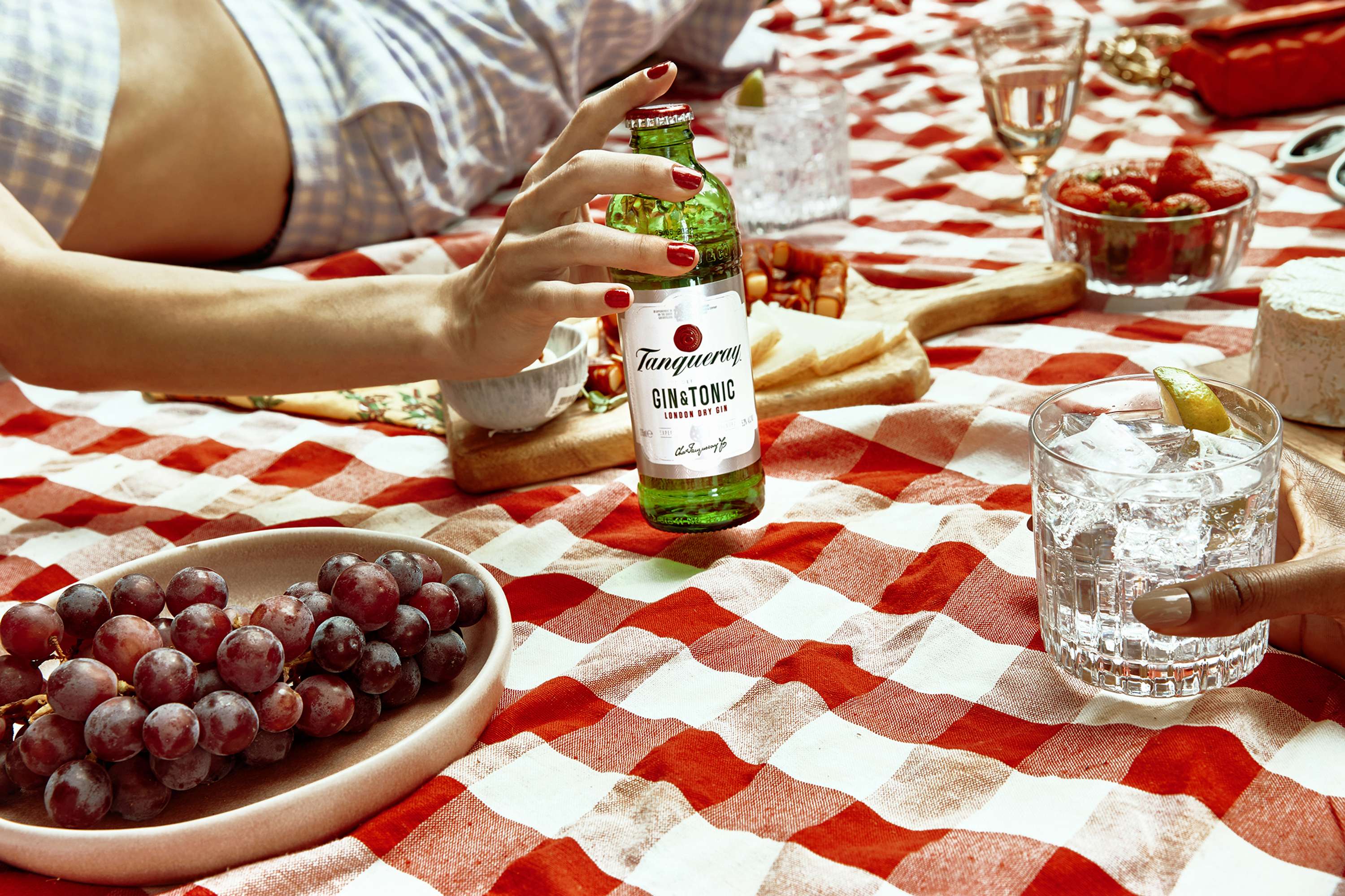 Tanqueray ‘Live Spontaneously’  Print + Motion by Micaela McLucas