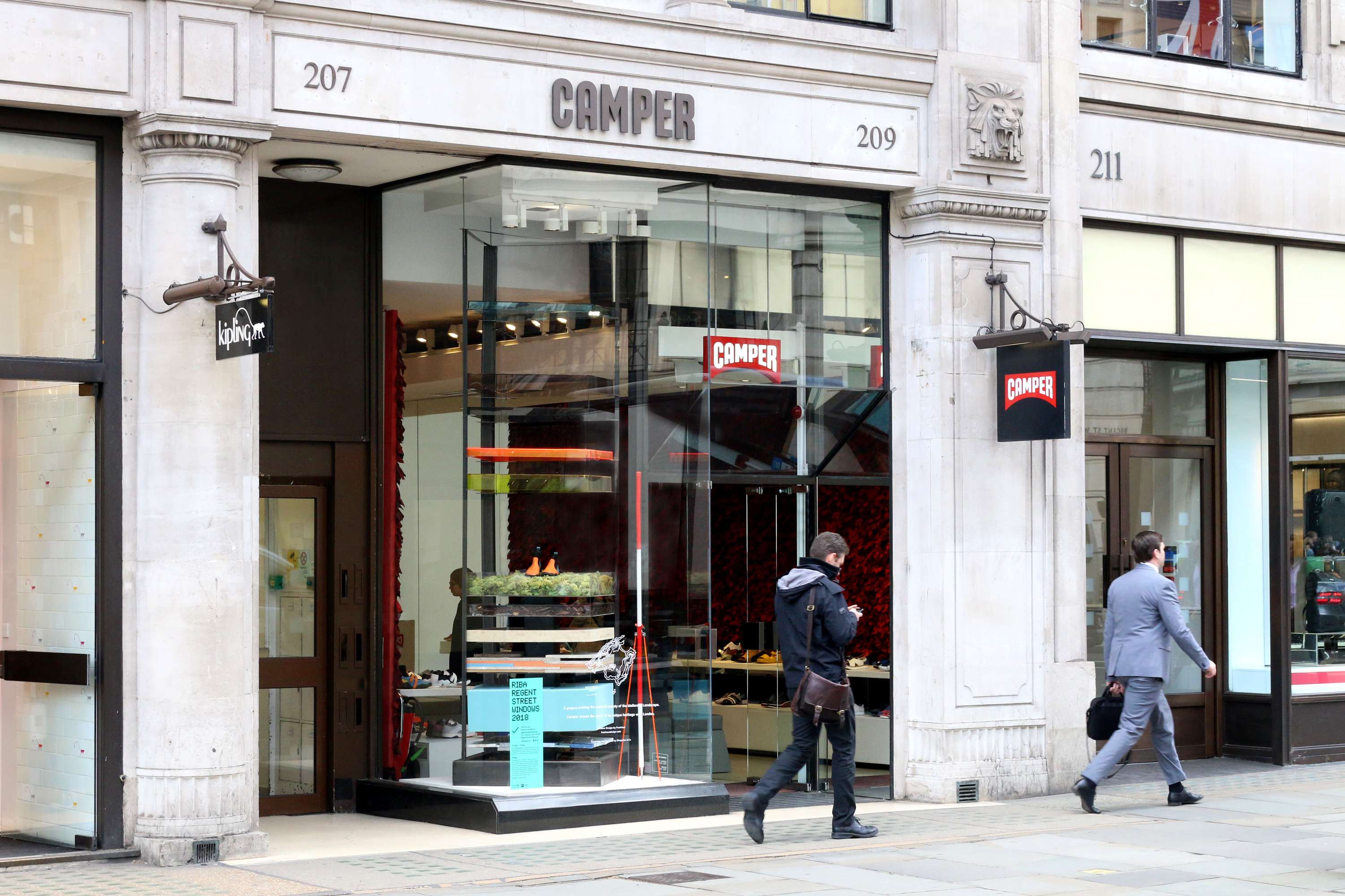 Camper – Telling the story of a brand through window design by Ana Beatriz Fernandes