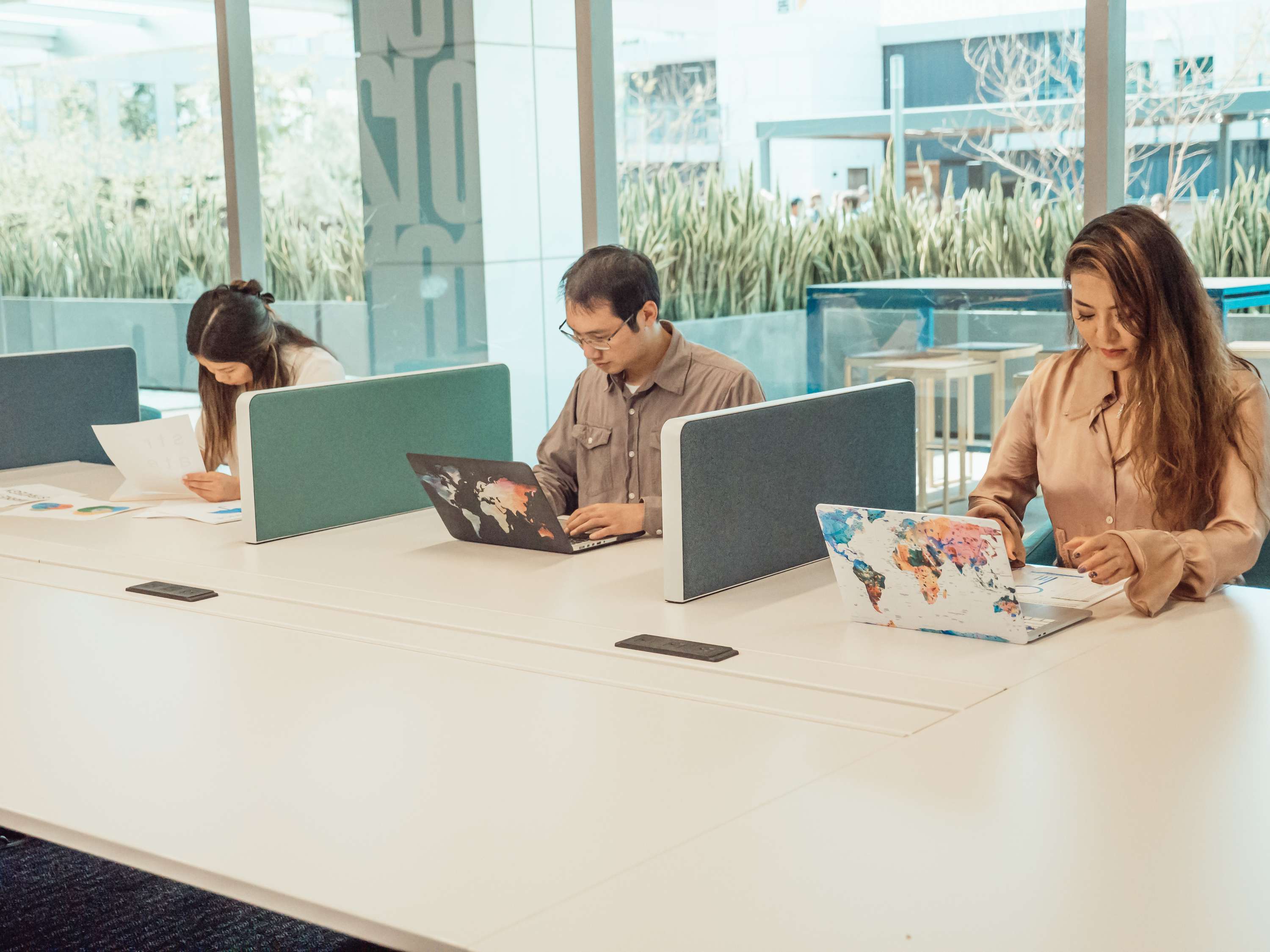 Why A Dedicated Desk Is The Best Of Both Worlds by Whizdom Club India