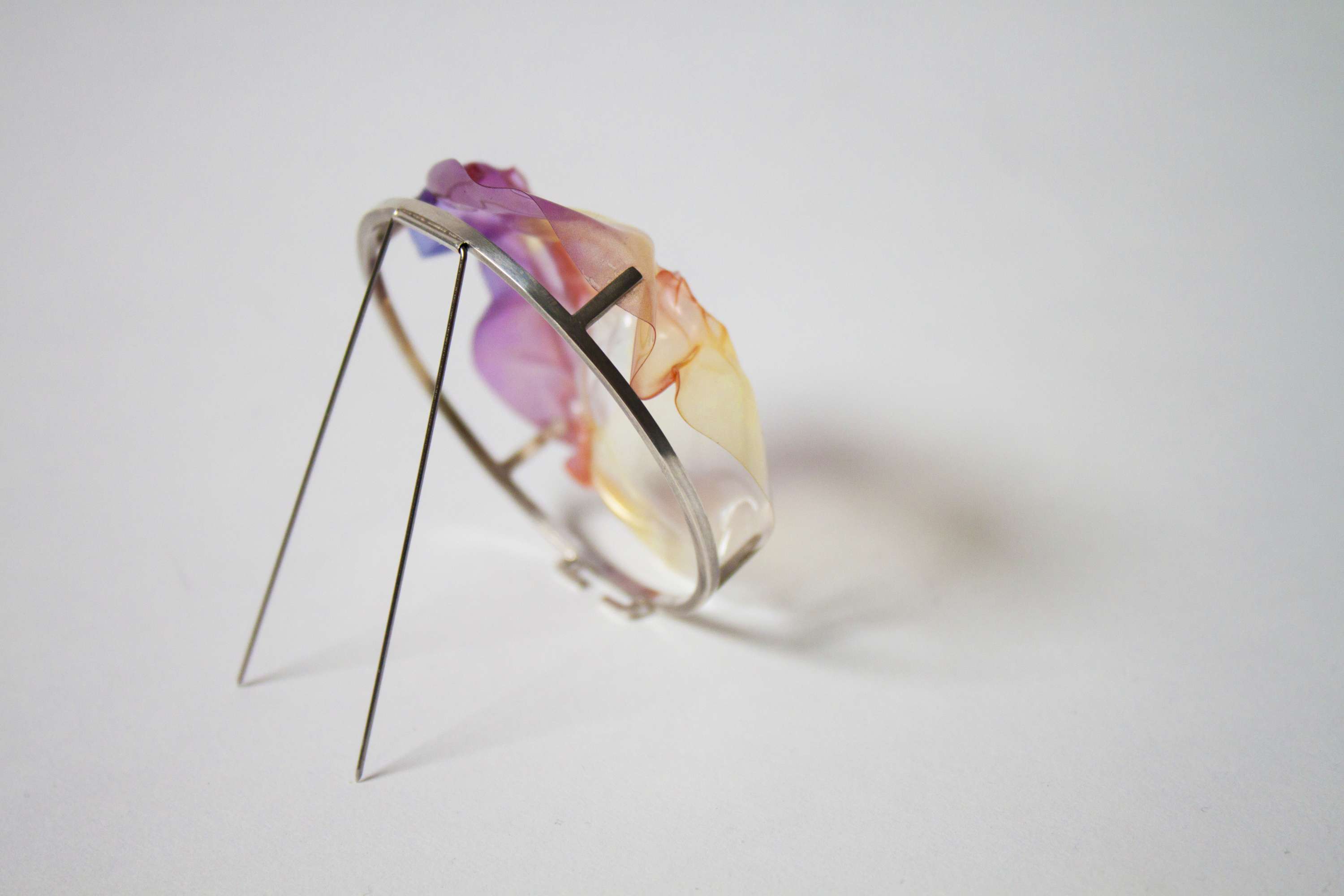 Memory of an instant: The Ephemeral Brooches by Eea Vatanen