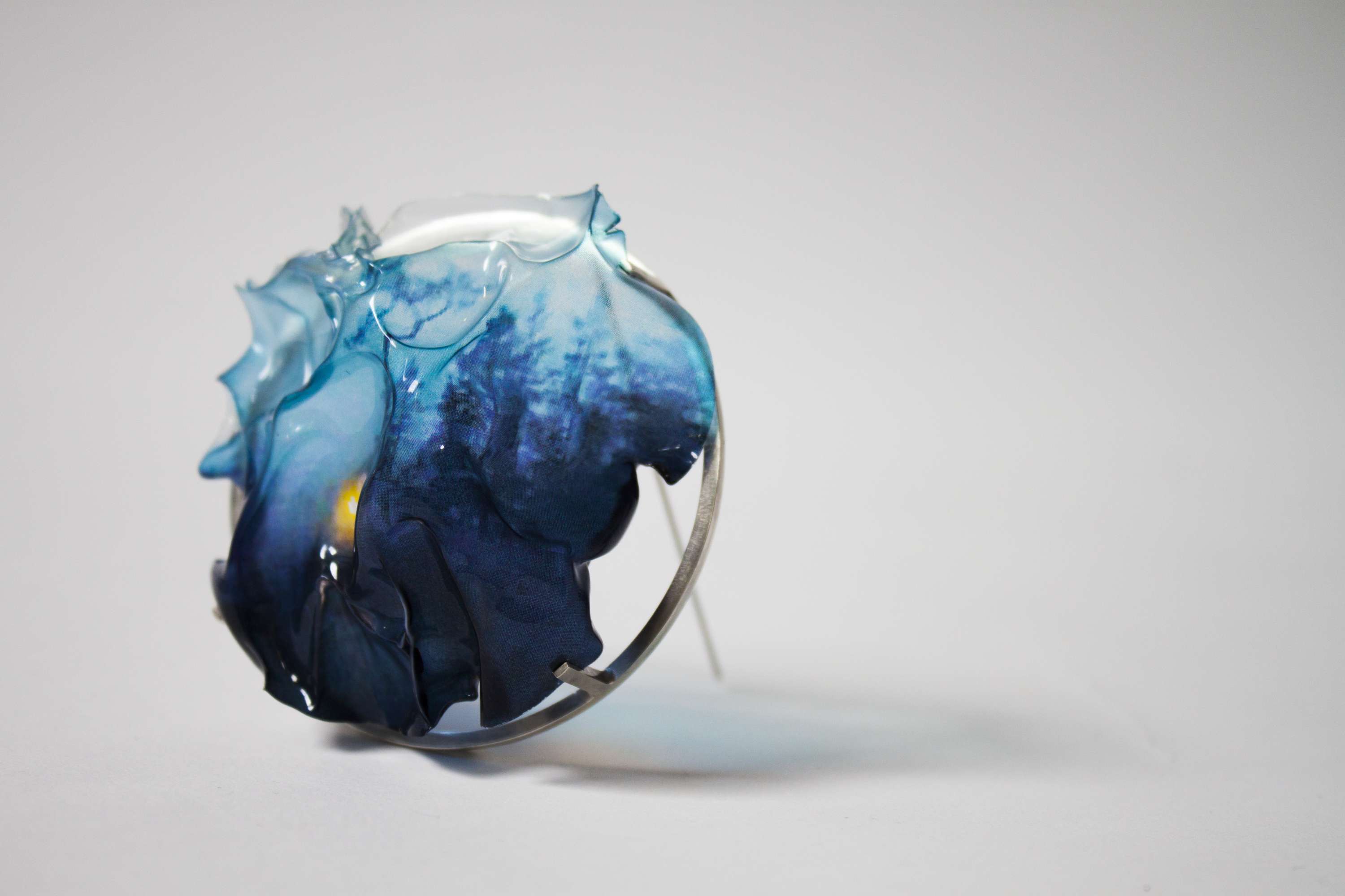 Memory of an instant: The Ephemeral Brooches by Eea Vatanen
