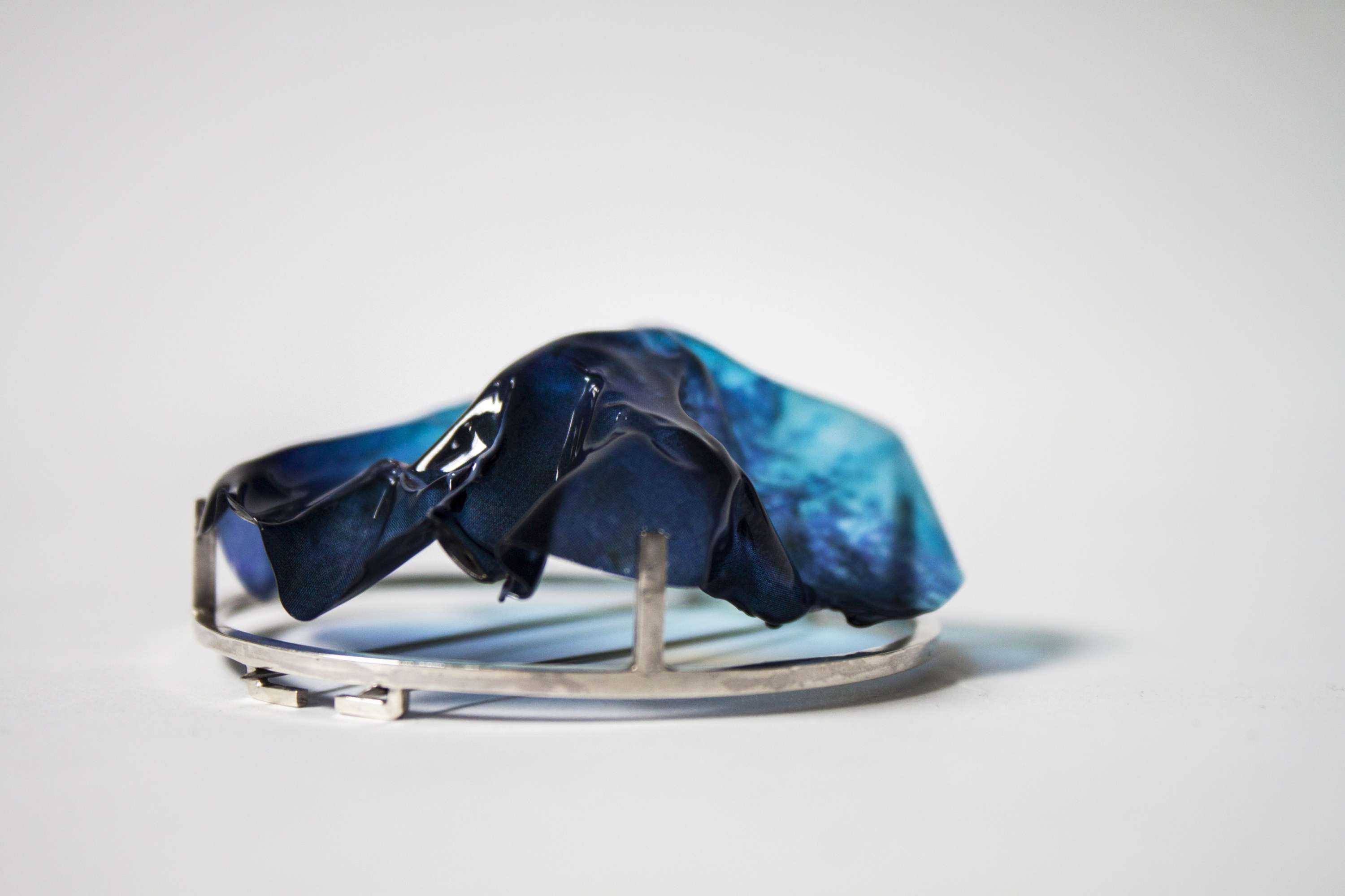 Memory of an instant: The Ephemeral Brooches by Eea Vatanen