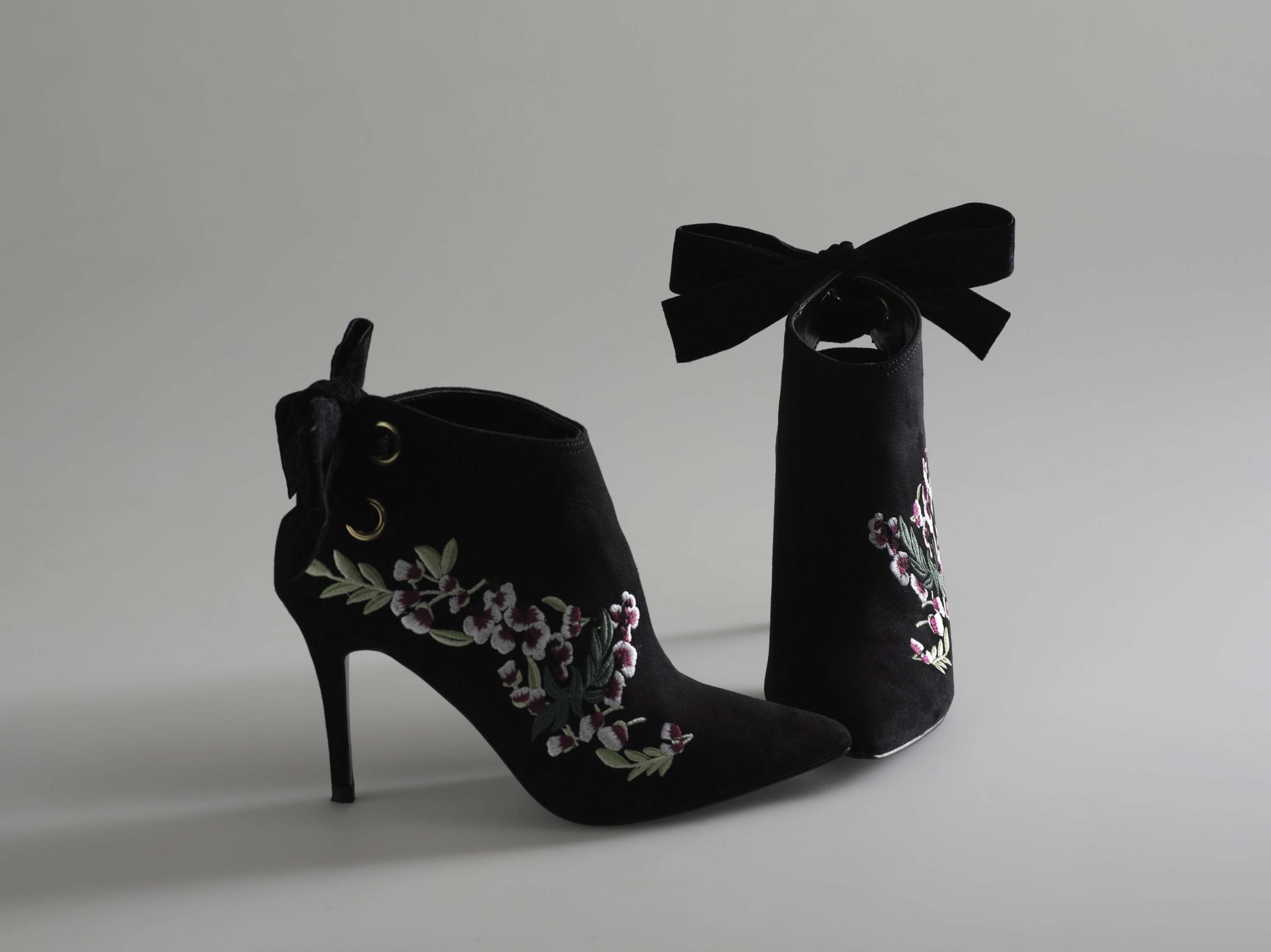 STILETTOS&SHADOWS by Chloe Robertson