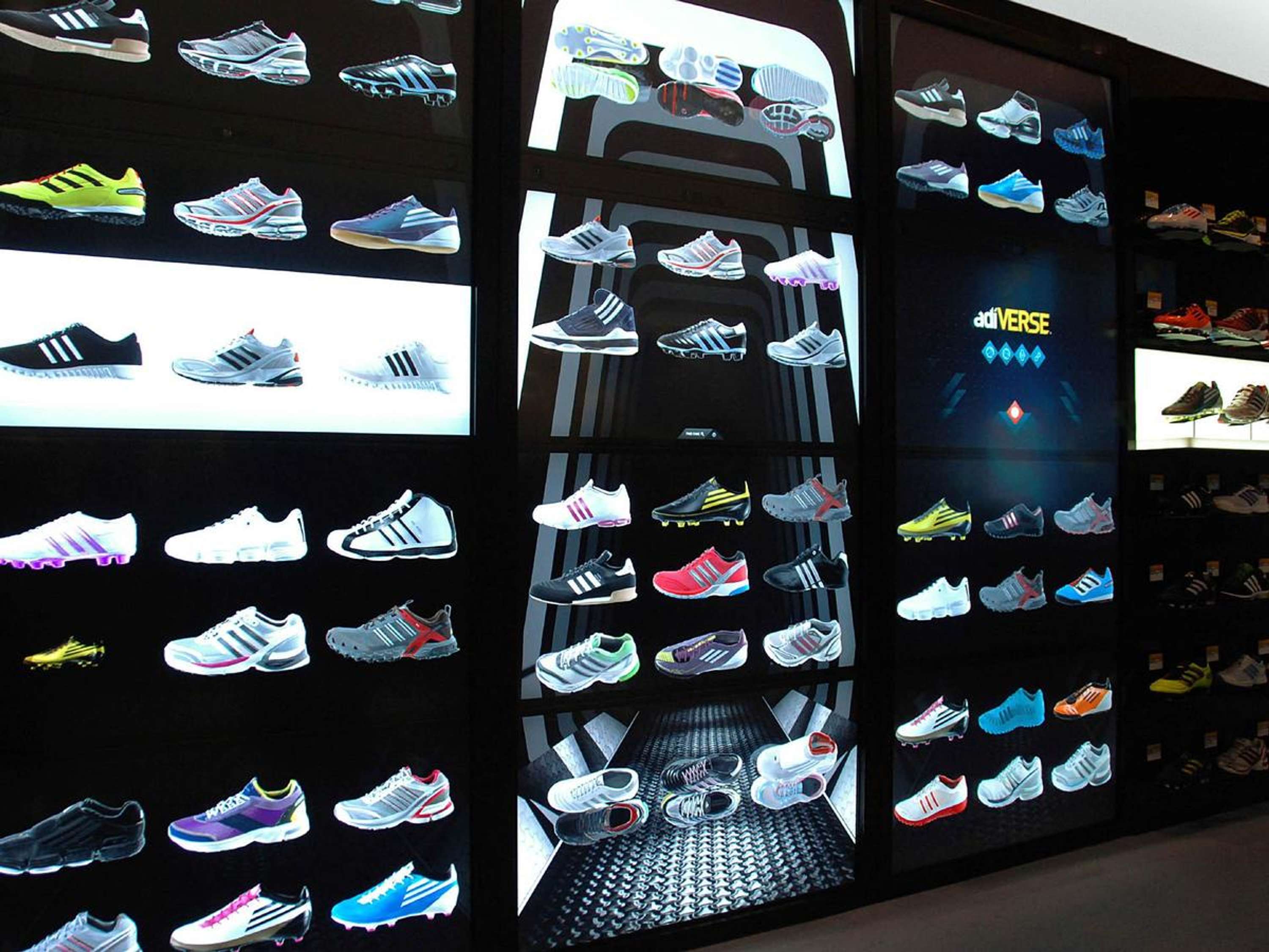 Магазин кроссовок волгоград. Nike adidas Magazin. Adidas 2021 витрина. Витрина спортивного магазина адидас. Коллекция кроссовок.
