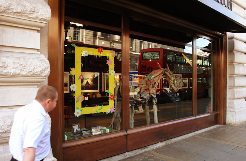 Window Display NG Store by mo-lo Freelance graphic art direction, visual merchandiser & window displays