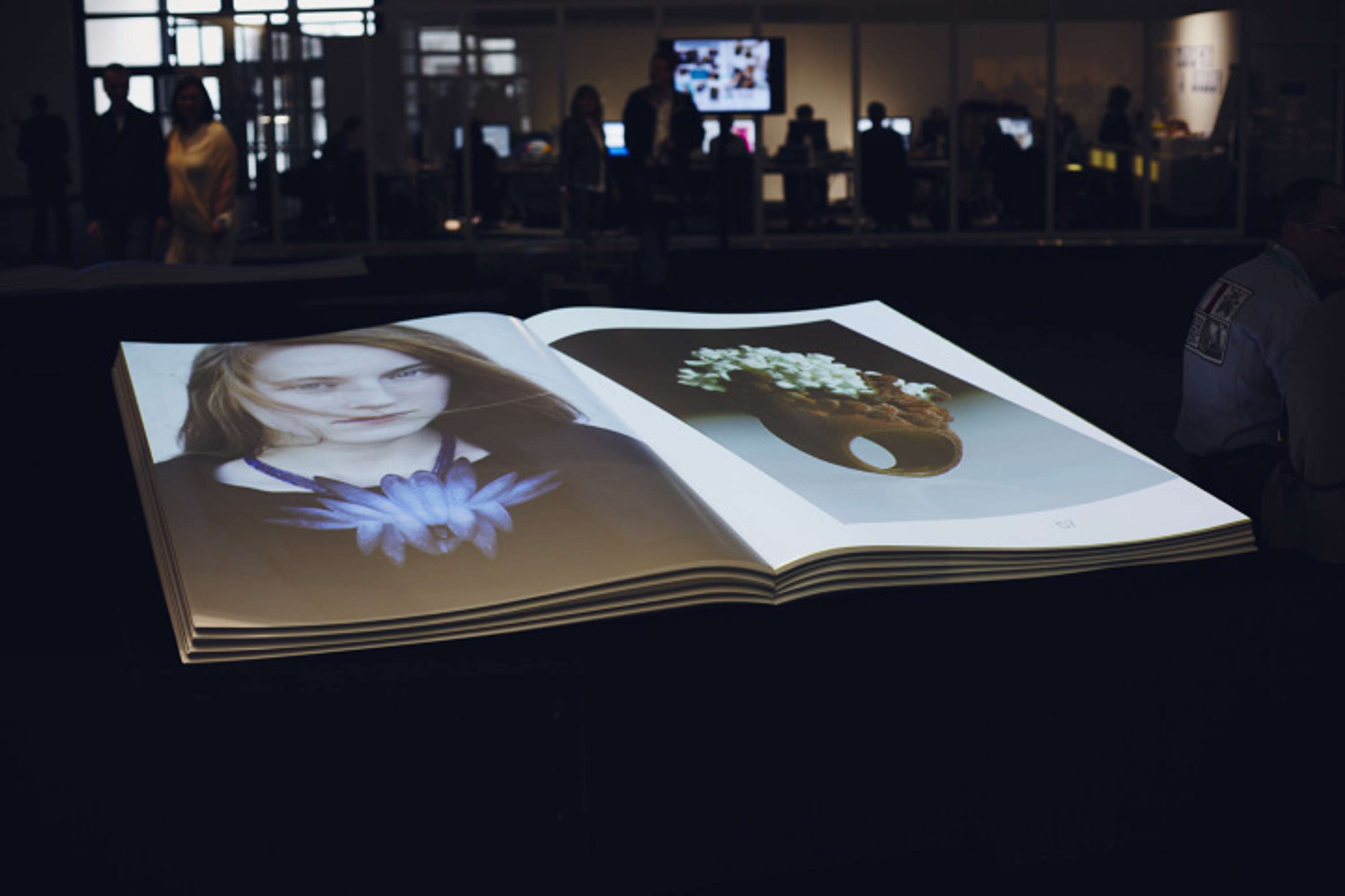 INTERACTIVE MAGAZINE - interactive installation by Yves Peitzner