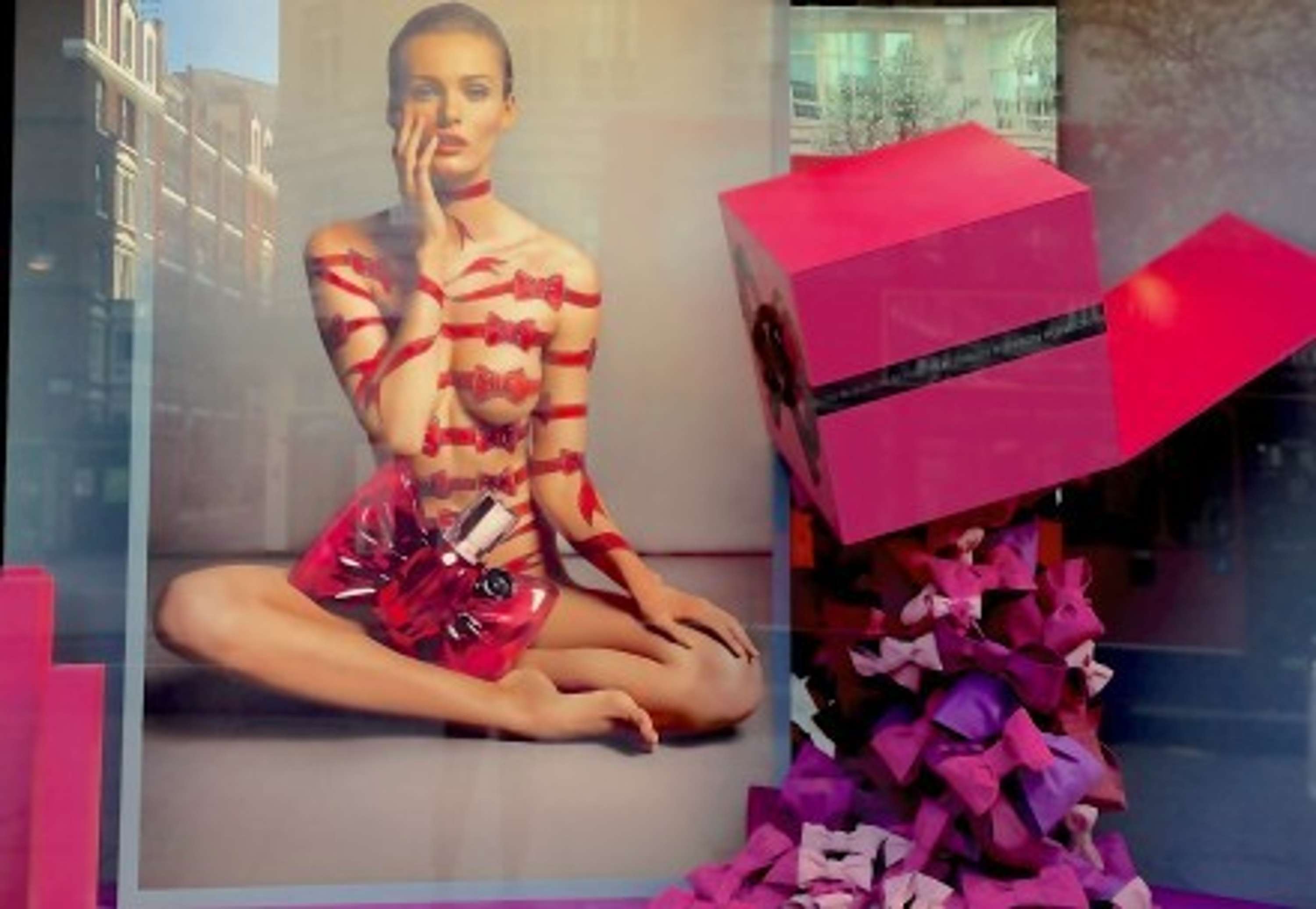 VIKTOR & ROLF WINDOW DISPLAY by Jessica Cabassa
