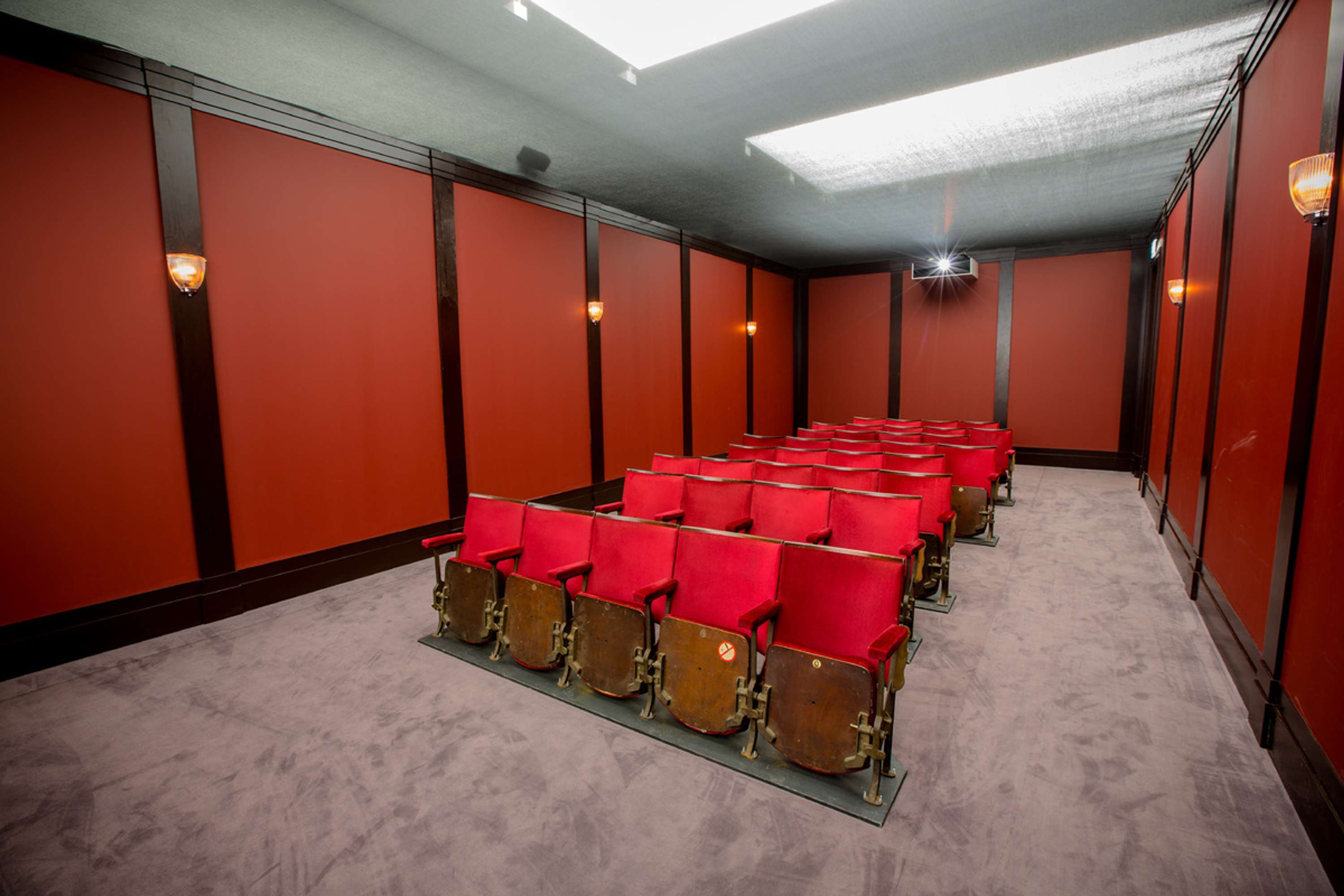 Saatchi Gallery by Rodolfo Netto